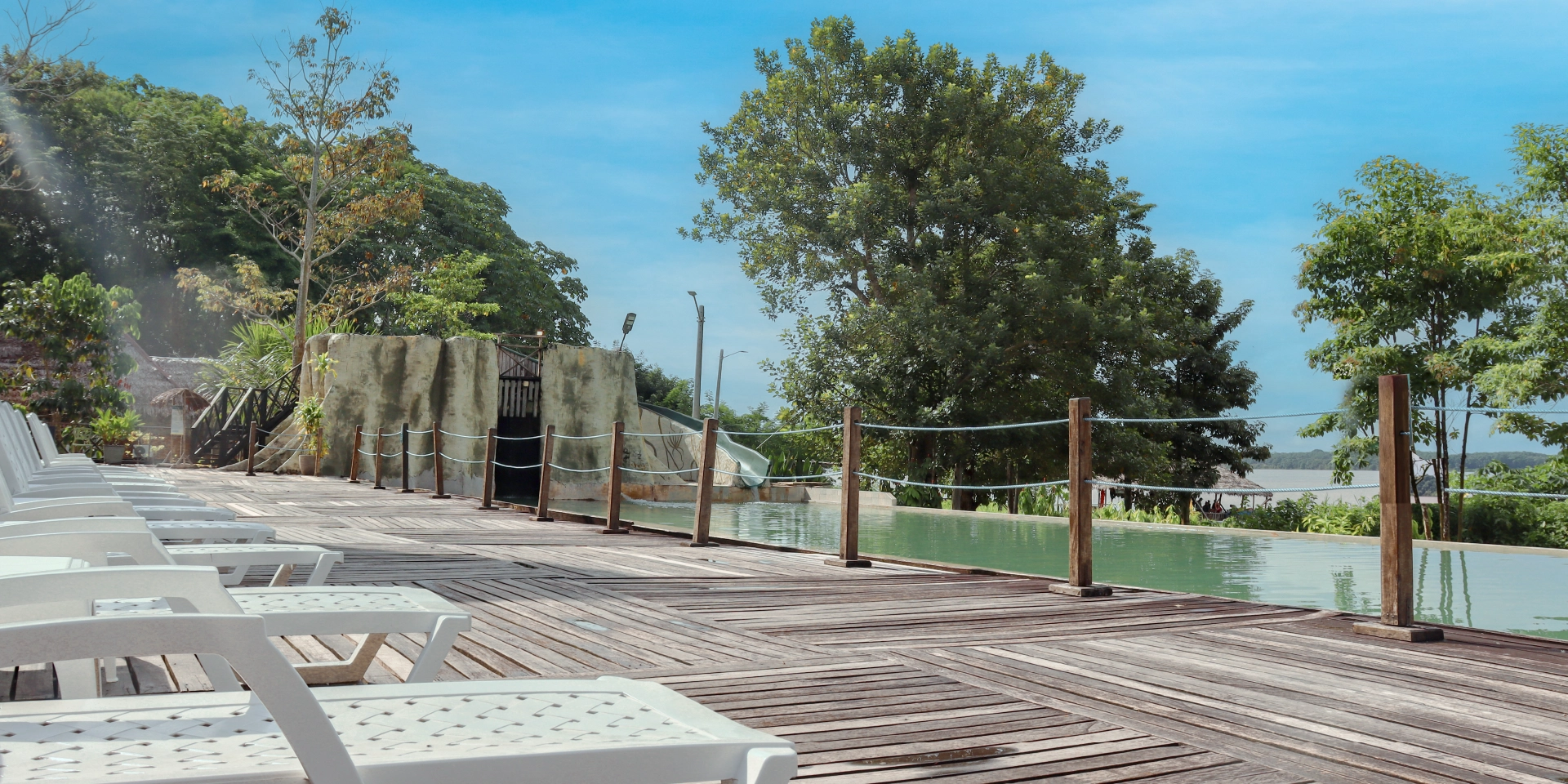 on-vacation-colombia-destino-amazonas-hotel-amazon-asoleadoras-piscina