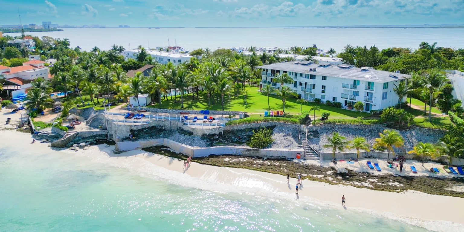 on-vacation-colombia-destino-cancun-hotel-dos-playas-hotel-playa-aerea-1536x768-1.webp