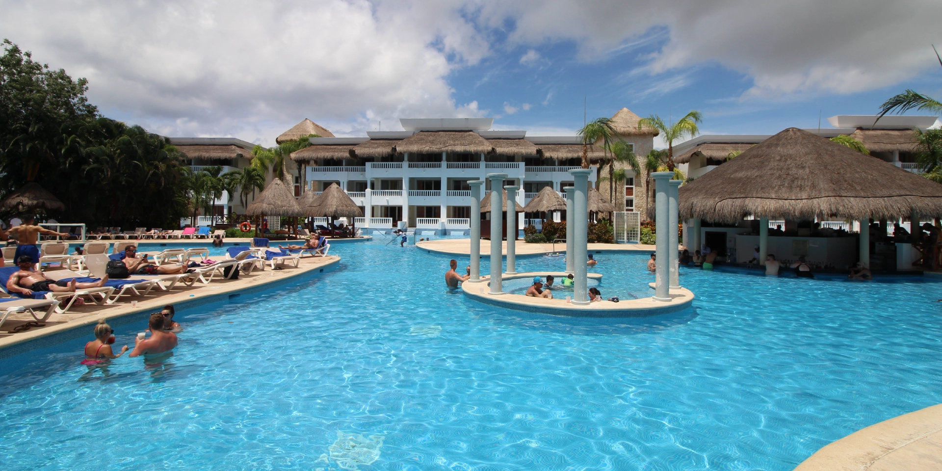 on-vacation-colombia-destino-cancun-hoteles-princess-piscina-adultos.webp