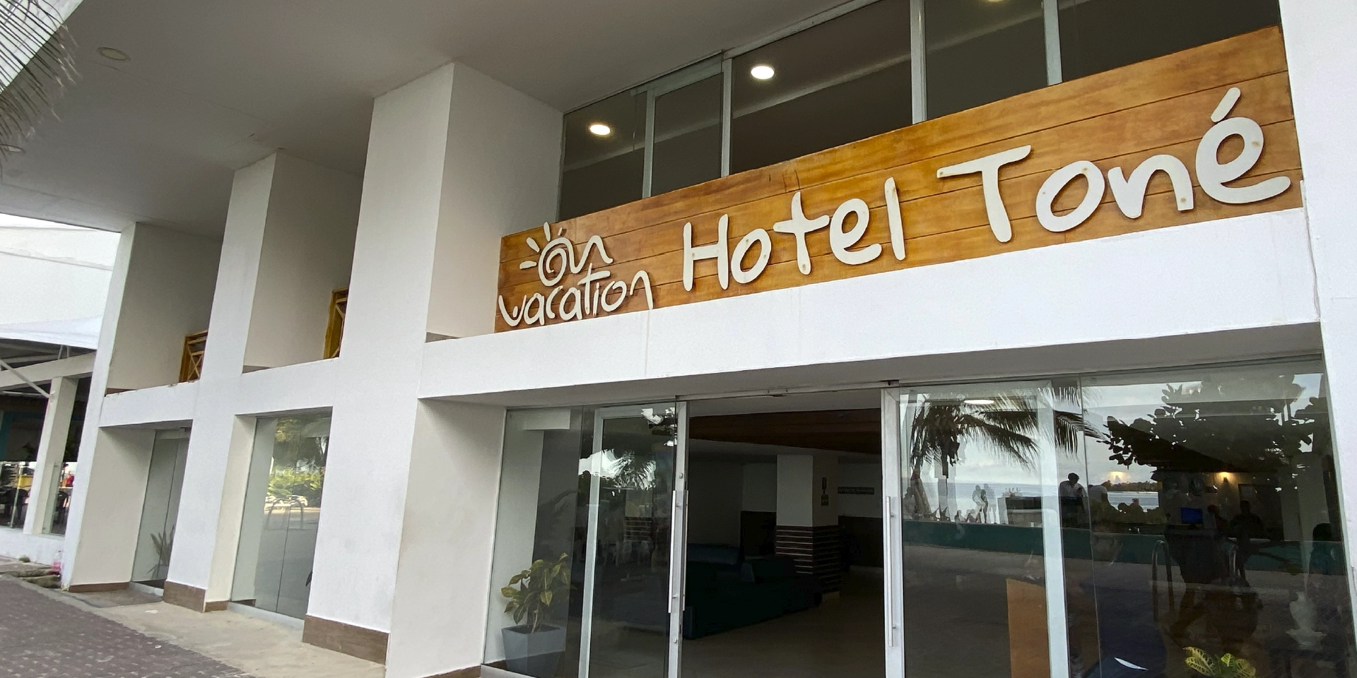 on-vacation-colombia-destino-nacional-san-andres-hotel-tone-entrada-al-hotel.webp