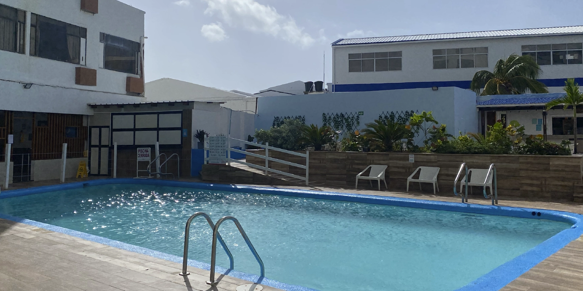 on-vacation-colombia-destino-nacional-san-andres-hotel-tone-piscina.webp