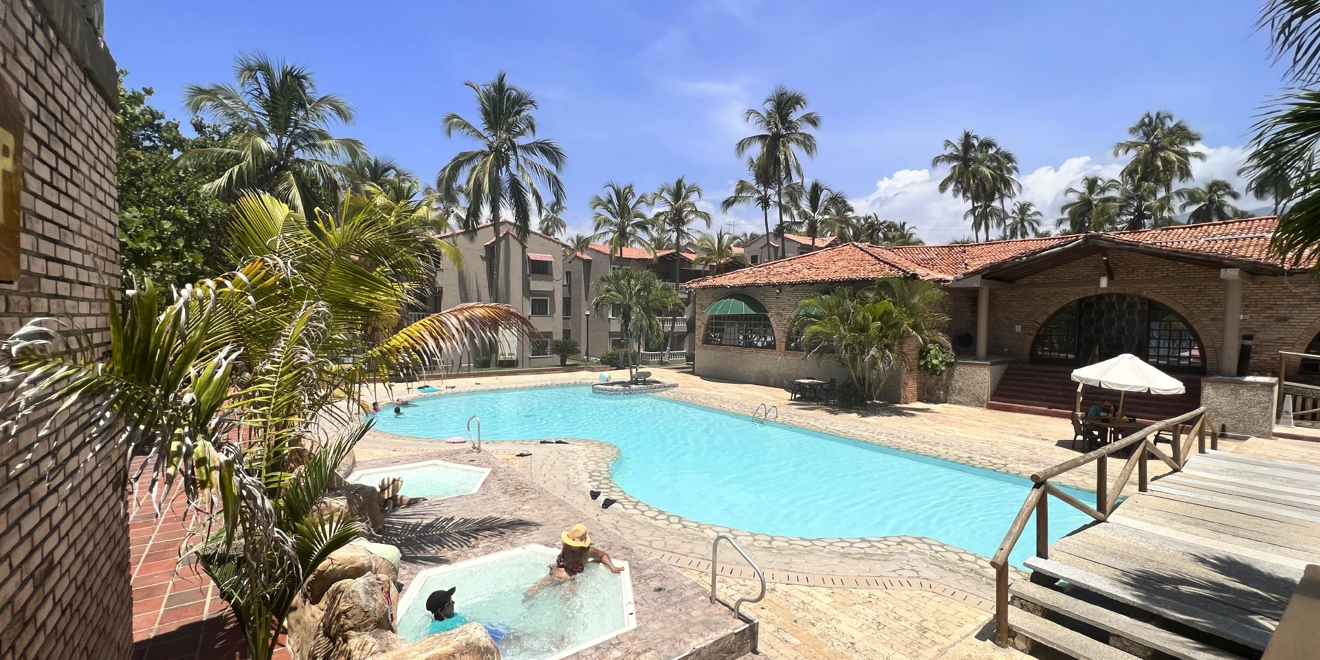 on-vacation-colombia-destino-nacional-santa-marta-hotel-mendihuaca-piscina-y-palmeras.webp