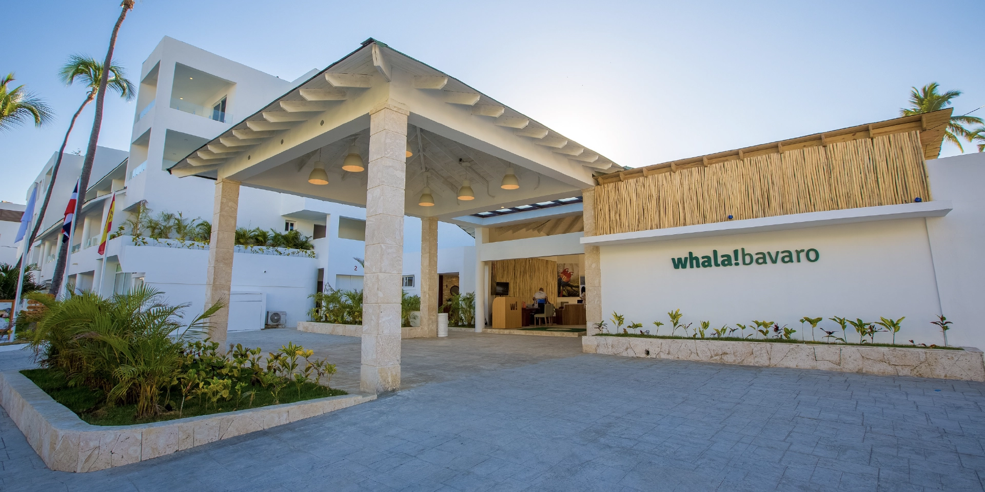 on-vacation-colombia-destino-punta-cana-hotal-whala-bavaro-fachada-hotel.webp