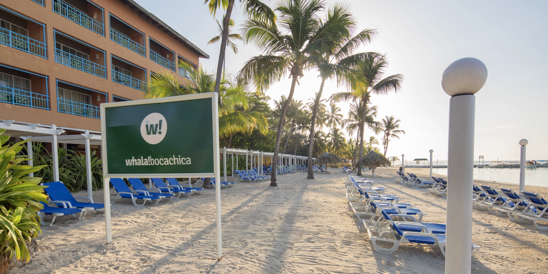 on-vacation-colombia-destino-punta-cana-hotal-whala-bocachica-asoleadoras-playa.webp