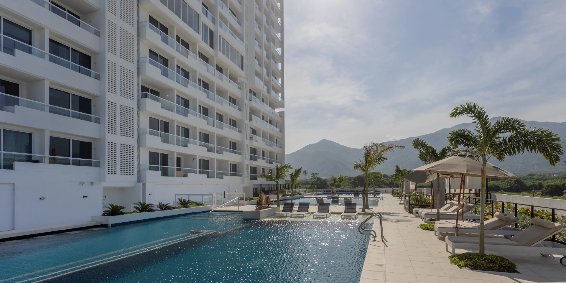 on-vacation-colombia-destino-santa-marta-hotel-portohorizonte-hotel-piscina.webp