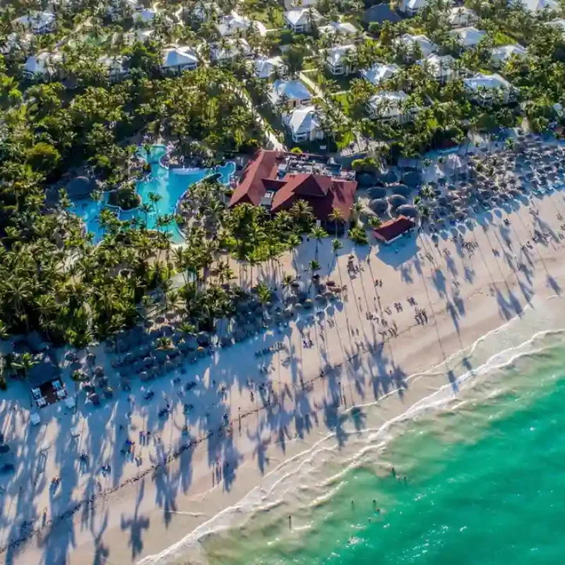 on-vacation-colombia-destino-punta-cana-hotal-grand-bavaro-vista-aerea-playa-hotel-1.webp